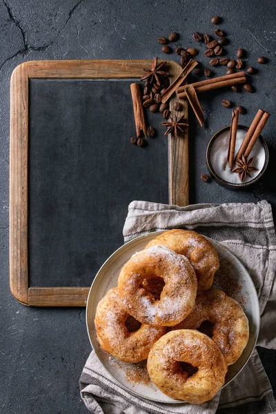 Donuts caseiros com açúcar em pó — Fotografia de Stock