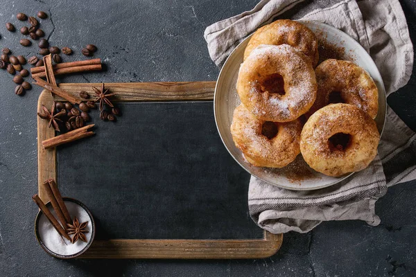 Pudra şekeri ile ev yapımı çörek