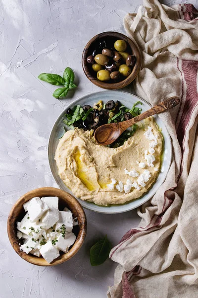 Humus zeytin ve otlar ile