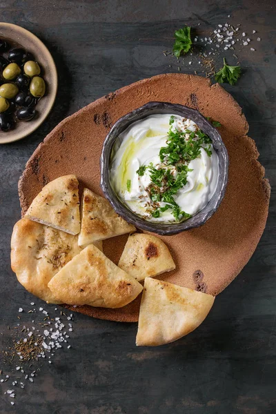 Labneh fresco libanese crema di formaggio tuffo — Foto Stock