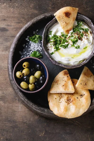 Labneh fresco libanese crema di formaggio tuffo — Foto Stock