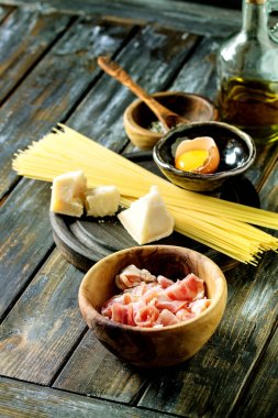 Makarna carbonara için malzemeler