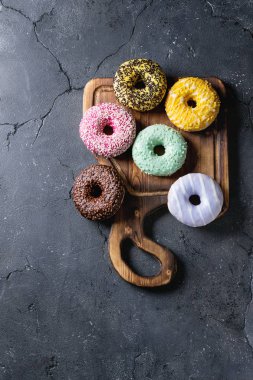 Renkli camlı çörek