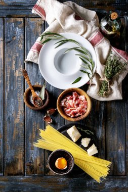 Makarna carbonara için malzemeler