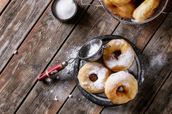 Hausgemachte Donuts mit Zuckerpuder — Stockfoto