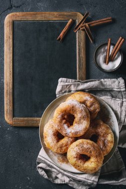 Pudra şekeri ile ev yapımı çörek
