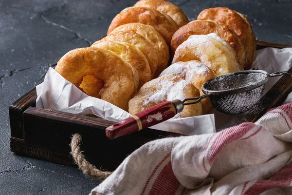 Hemgjorda donuts med socker pulver — Stockfoto