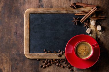 Kara tahta ve kahve