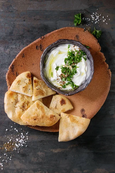 Labneh fresco libanese crema di formaggio tuffo — Foto Stock