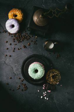 Renkli camlı çörek