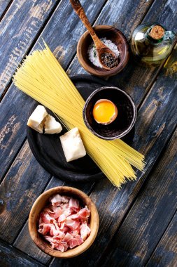 Makarna carbonara için malzemeler