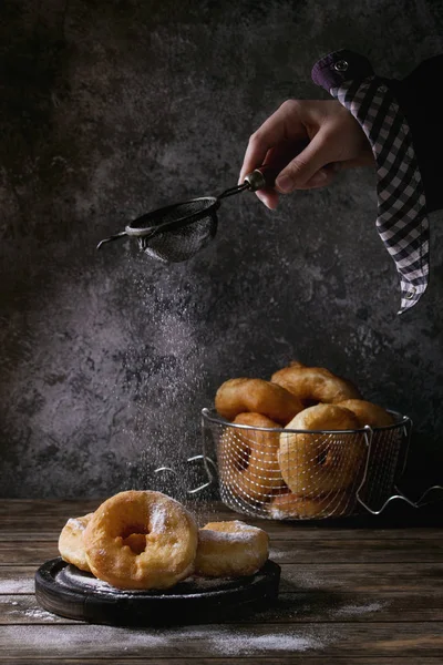 砂糖の粉と自家製ドーナツ — ストック写真