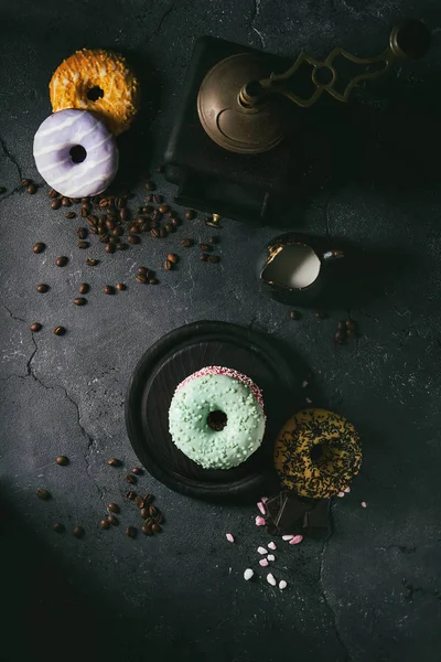 Renkli camlı çörek