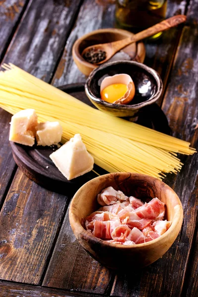 Makarna carbonara için malzemeler