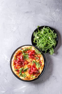 Ev yapımı pizza bresaola ile