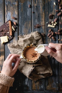 Bir fincan sıcak çikolata.