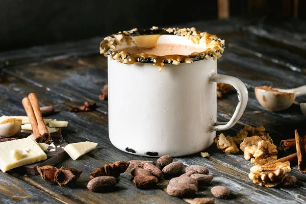 Becher mit heißer Schokolade — Stockfoto