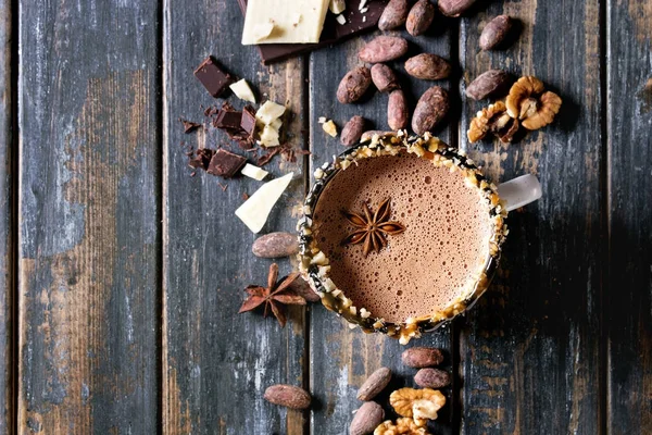 Bir fincan sıcak çikolata.