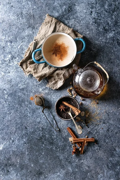 Masala chai med ingredienser — Stockfoto