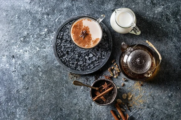 Masala chai com ingredientes — Fotografia de Stock