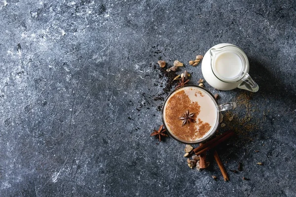 Masala chai med ingredienser — Stockfoto