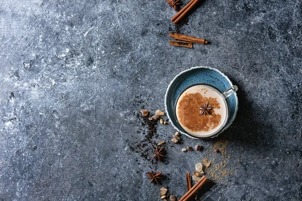 Masala Chai mit Zutaten — Stockfoto