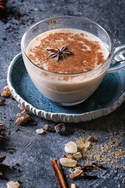 Masala Chai mit Zutaten — Stockfoto