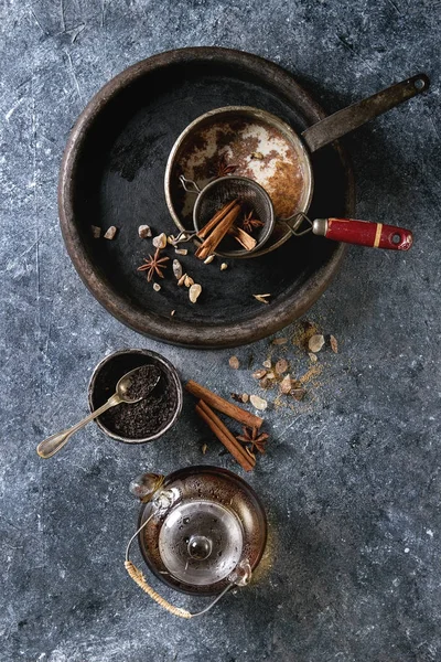 Masala chai com ingredientes — Fotografia de Stock