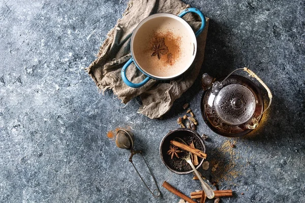 Masala chai dengan bahan-bahan — Stok Foto