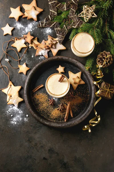 Weihnachtscocktail mit Eierlikör — Stockfoto