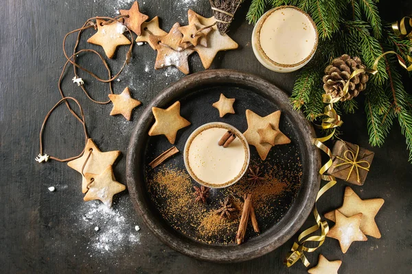 Weihnachtscocktail mit Eierlikör — Stockfoto