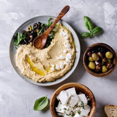 Humus zeytin ve otlar ile