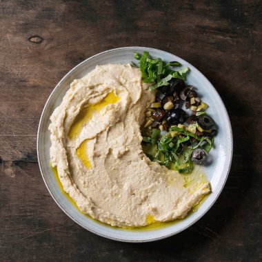 Humus zeytin ve otlar ile