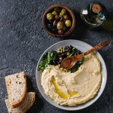 Humus zeytin ve otlar ile