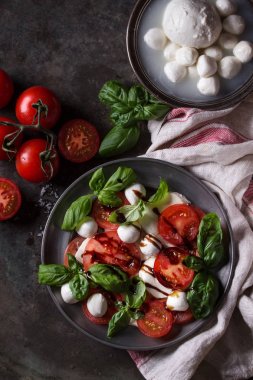 İtalyan Caprese salatası