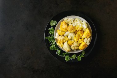 Beyaz ve sarı karnabahar graten