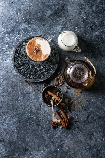 Masala Chai mit Zutaten — Stockfoto