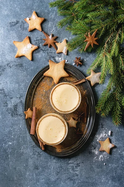 Weihnachtscocktail mit Eierlikör — Stockfoto