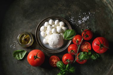 caprese salatası için malzemeler