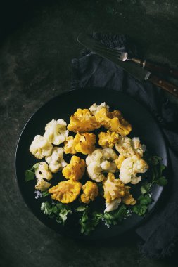 Beyaz ve sarı karnabahar graten