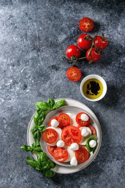 İtalyan Caprese salatası