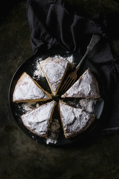 Torta caseira fatiada — Fotografia de Stock