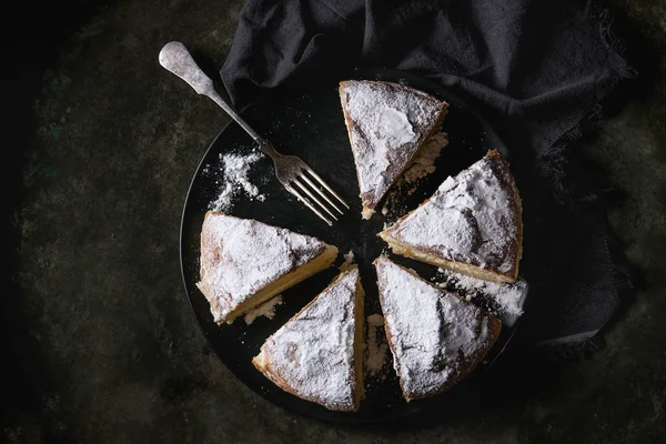 Gesneden zelfgemaakte taart — Stockfoto