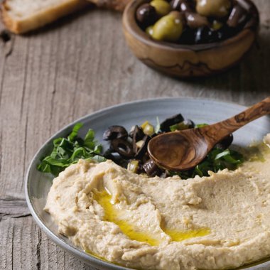 Humus zeytin ve otlar ile