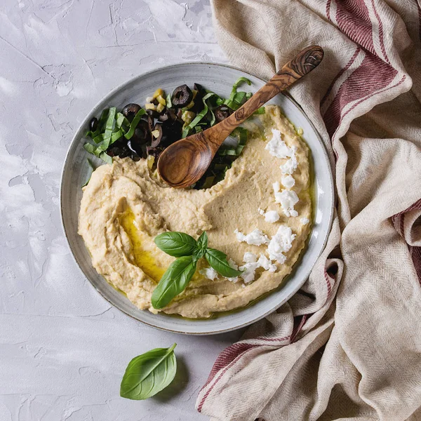 Humus zeytin ve otlar ile