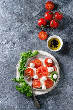 İtalyan Caprese salatası
