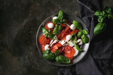 İtalyan Caprese salatası