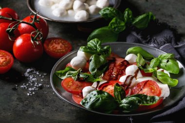İtalyan Caprese salatası