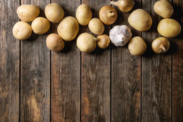 Patatas orgánicas crudas y cebolla — Foto de Stock