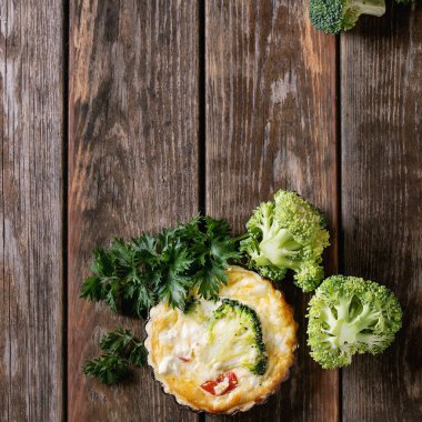 Fırında quiche pasta yeşillikleri ile